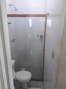 ein weißes Badezimmer mit Toilette und Dusche in der Unterkunft Passos Inn Hotel in Passos