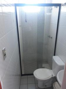 ein Badezimmer mit Dusche, Toilette und Waschbecken in der Unterkunft Passos Inn Hotel in Passos