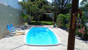 ein Swimmingpool im Hinterhof eines Hauses in der Unterkunft Arborizado in Camaçari