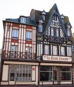 a building with a tudor style building at La Maison Normande in Trouville-sur-Mer