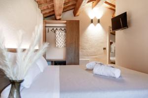 a room with a table with towels on it at Agriturismo Bramalpane in Bagno di Romagna +31 photos