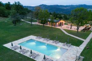 an overhead view of a swimming pool with chairs and a house at Agriturismo Bramalpane in Bagno di Romagna