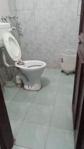 ein Badezimmer mit Toilette und Bidet in der Unterkunft Hotel The Height in Chandīgarh