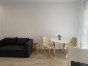 a living room with a couch and a table at Apartamento centro Cubelles in Cubelles