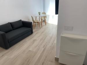 a living room with a couch and a table at Apartamento centro Cubelles in Cubelles