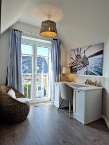 a home office with a desk and a window at Ferienhaus Oberhüs - Das Familien-Ferienhaus an der Ostsee in Scharbeutz