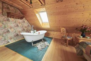 a bathroom with a tub in a wooden room at Królowa Kaczek - własna plaża, pomost, sauna z widokiem na wodę i sala warsztatowa in Sorkwity +46 photos