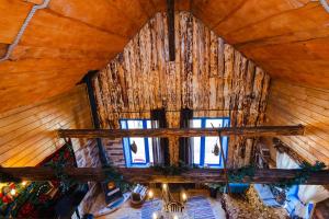 an overhead view of a room with a wooden ceiling at Cabana Vatra Plaiului in Şarul Dornei