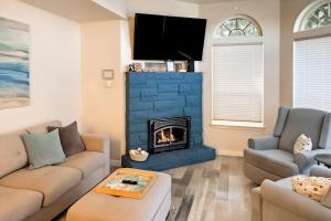 a living room with a couch and a fireplace at Driftwood Hideaway in Indian Beach