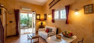 a living room with a couch and a table at Clos du Veyrier in Bédoin