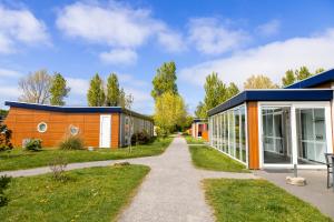 a row of modular homes with a pathway at Vlugtenburg in s-Gravenzande