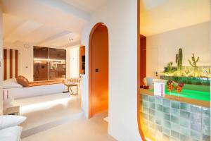 ein Wohnzimmer mit Schlafzimmer und Badezimmer in der Unterkunft minuit - Love Room avec jacuzzi privatif et hammam Marseille Aix in Vitrolles