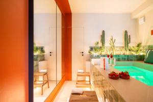 ein Badezimmer mit Swimmingpool und Badewanne in der Unterkunft minuit - Love Room avec jacuzzi privatif et hammam Marseille Aix in Vitrolles