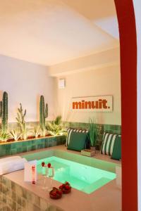 eine Hotellobby mit einem Whirlpool in der Mitte in der Unterkunft minuit - Love Room avec jacuzzi privatif et hammam Marseille Aix in Vitrolles + 20 Fotos