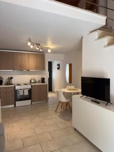 a large kitchen with a living room and a table at Tousso Apartment Loggos in Longós