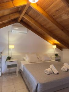 a bedroom with a bed with two towels on it at Tousso Apartment Loggos in Longós