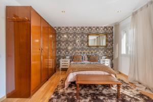 a bedroom with a large bed and a mirror at Casa Francisco y Carmen in Alfarrás