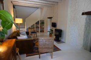 a living room with a couch and a tv at casa mushin in Useras