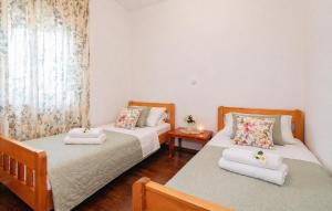 a room with two beds with towels on them at Apartman Ivana in Kruševo