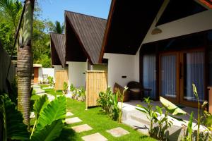a view of the courtyard of a villa at Asem Bungalows in Kuta Lombok