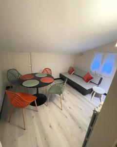 a living room with a table and chairs and a couch at Comme à la maison B and B - 2 chambres et 1 salon in Carcassonne