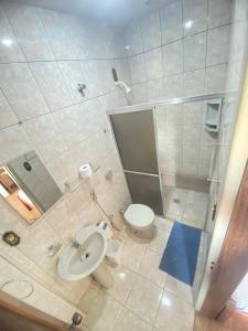 a bathroom with a toilet and a sink at Abaeté Palace Hotel in Abaeté