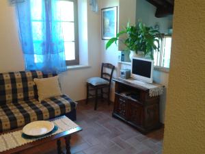 A television and/or entertainment centre at Antico Podere la Martinella