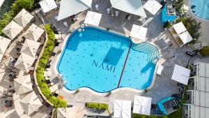 Draufsicht auf einen Swimmingpool in einem Hotel in der Unterkunft Radisson Blu Hotel Bucharest in Bukarest