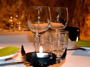 2 verres à vin assis sur une table avec une bougie dans l'établissement Cal Valeriet, à Montsonis