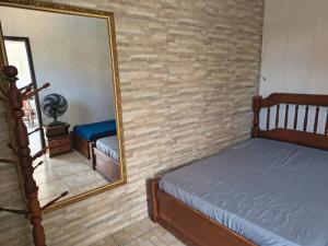 a bedroom with a mirror and a bed and a bed sidx sidx sidx at Cakau House - espaço amplo e aconchegante in Maricá +23 photos