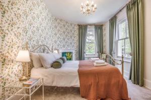 a bedroom with a bed and a chandelier at 4 Bed in Lyndhurst oc-nfl57 in Lyndhurst