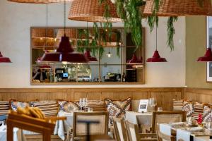 restauracja ze stołami, krzesłami i lampami wiszącymi w obiekcie Marvão Hotel Museu w mieście Marvão