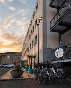 un grupo de bicicletas aparcadas frente a un edificio en Elbhotel Dresden by AURUM, en Dresden