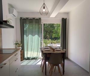 a kitchen and dining room with a table and a window at Villa Salesiae in Les Salles-sur-Verdon