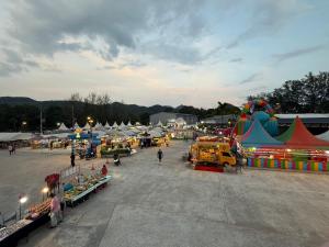 an outdoor market with many tents and people walking around at Jupiter Hostel in Ban Khlong Haeng