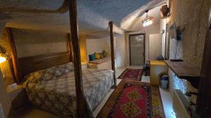 an overhead view of a bedroom with a bed at Uchisar Cave House in Uçhisar