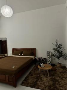 a bedroom with a bed and a coffee table at Lita Homestay in Thôn Trường Giang