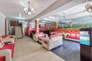 a waiting room with red and white chairs at Hotel Naveen Manali in Manāli