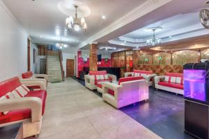 a waiting room with red and white chairs at Hotel Naveen Manali in Manāli