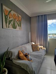 a living room with a couch and a window at Apto Amplo 3 quartos com lazer e bem localizado in Aracaju +25 photos