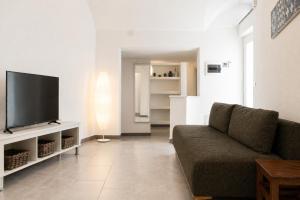 a living room with a couch and a flat screen tv at Casa Leonardo in Casamicciola Terme