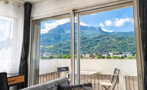 a room with a view of a mountain at L'Éclat Céleste - Parking Gratuit et Securisé - Vue Panoramique - Wifi Fibre - Idéal Professionnel ou Escapade à Deux in Grenoble