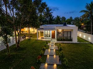 a small house with lights in the yard at Villa Grazia 99 in Katuneriya