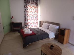 a hotel room with a bed and a table at Sroom Karditsa in Karditsa
