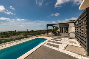 a house with a swimming pool and a patio at Villa Monchique in Monchique