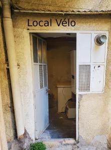 an entrance to an old building with a door at Appartement 2chb et balcon au centre de Nyons in Nyons