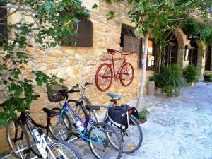 un grupo de bicicletas estacionadas junto a un edificio de piedra en Golfes Cal Gravat, en Montsonís