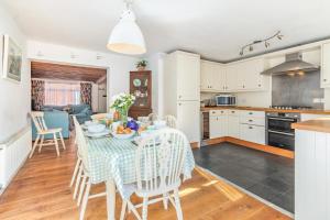 a kitchen and dining room with a table and chairs at 3 Bed in Southwold oc-hsmugg in Southwold