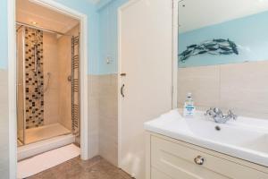 a bathroom with a sink and a shower at 3 Bed in Southwold oc-hsmugg in Southwold +12 photos