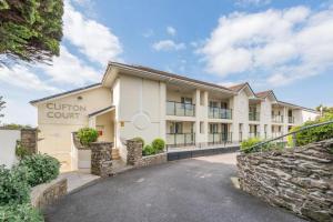 an exterior view of the clinton court building at 2 Bed in Putsborough oc-flat31 in Croyde